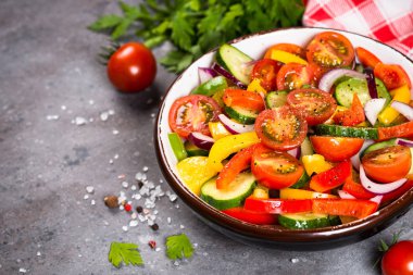 Yaz taze sebze salatası.