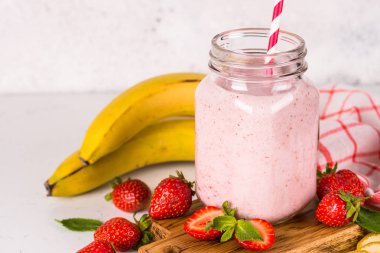 Mason kavanozda Çilek milkshake veya smoothie.