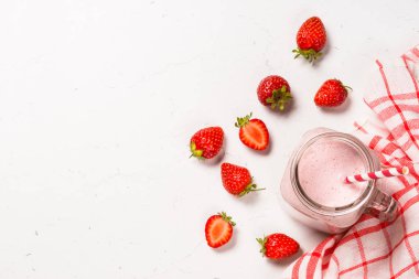 Mason kavanozda Çilek milkshake veya smoothie.