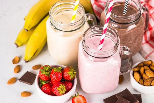 Banan, choklad och jordgubbs milkshake. — Stockfoto