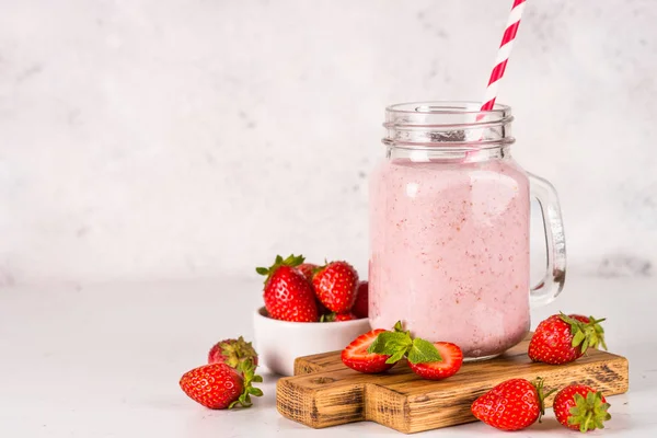 Milkshake de morango ou smoothie em frasco de pedreiro . — Fotografia de Stock