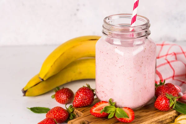 Strawberry milkshake or smoothie in mason jar. — Stock Photo, Image