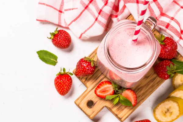 Erdbeer-Milchshake oder Smoothie im Einmachglas. — Stockfoto