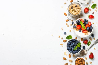 Beyaz masada taze çilek ile Yunan yoğurt granola.