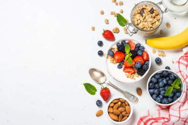 Beyaz masada taze çilek ile Yunan yoğurt granola.