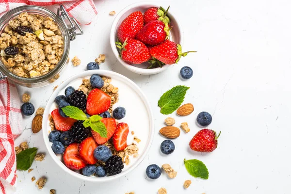 Greek yogurt granola with fresh berries on white table. — Stock Photo, Image