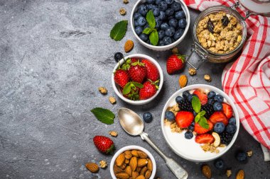 Taze çilek ile Yunan yoğurt granola .