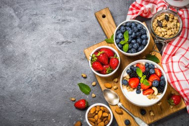 Taze çilek ile Yunan yoğurt granola .