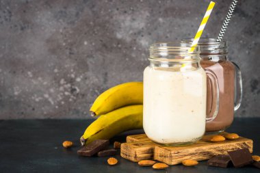 Kavanozlarda muz ve çikolatalı milkshake.