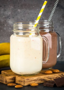 Kavanozlarda muz ve çikolatalı milkshake.