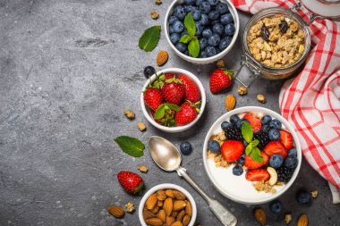 Taze çilek ile Yunan yoğurt granola .