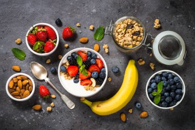 Taze çilek ile Yunan yoğurt granola .