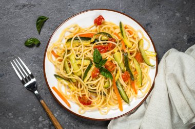 Kabak, havuç ve domates ile Makarna spagetti.