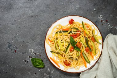 Kabak, havuç ve domates ile Makarna spagetti.