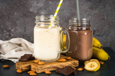 Kavanozlarda muz ve çikolatalı milkshake.