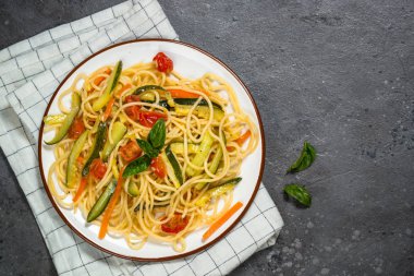 Kabak, havuç ve domates ile Makarna spagetti.