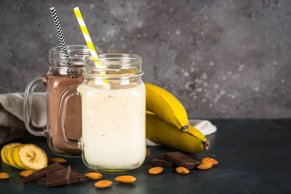 Bananen und Schokoladenmilchshakes im Glas. — Stockfoto