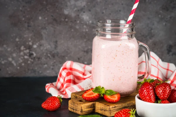 Strawberry milkshake or smoothie in mason jar. — Stock Photo, Image