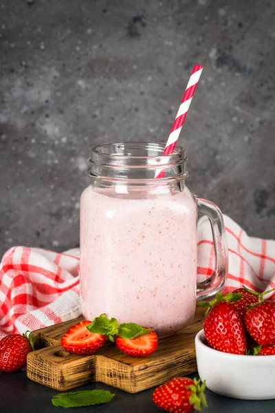 Batido de fresa o batido en tarro de albañil . —  Fotos de Stock