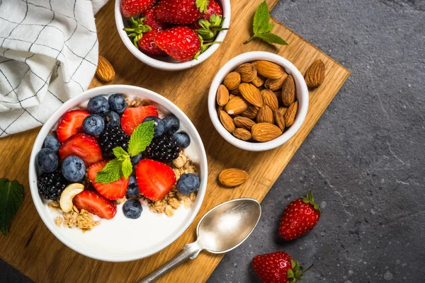 Granola de yogur griego con bayas frescas  . — Foto de Stock