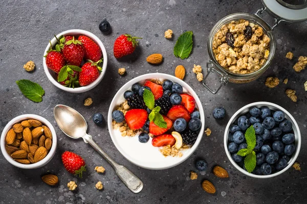 Greek yogurt granola with fresh berries . — Stock Photo, Image