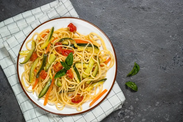 Kabak, havuç ve domates ile Makarna spagetti.