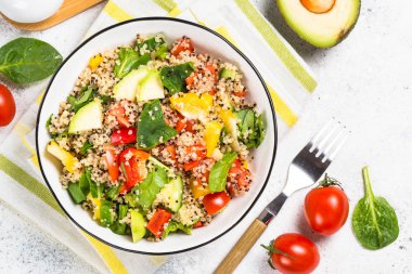 Quinoa salata beyaz üzerine taze sebze ile.
