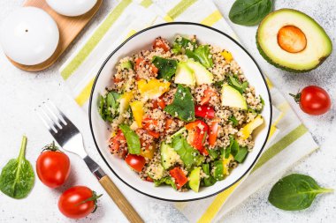 Quinoa salata beyaz üzerine taze sebze ile.