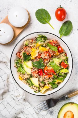 Quinoa salata beyaz üzerine taze sebze ile.