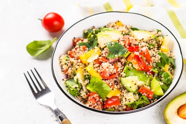 Salada de quinoa com legumes frescos em branco . — Fotografia de Stock