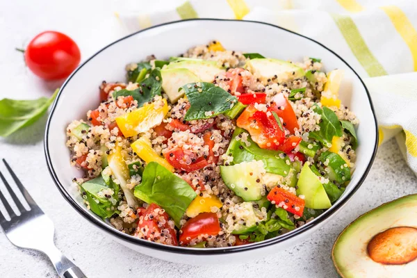 Salada de quinoa com legumes frescos em branco . — Fotografia de Stock