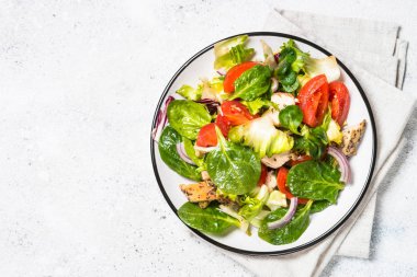 Beyaz üzerinde tavuk ve sebze ile yeşil salata.