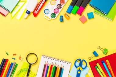 Sarı zemin üzerine okul ve ofis sstationery.