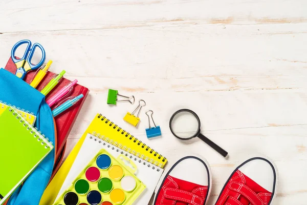 Zaino scuola con cancelleria su sfondo bianco. — Foto Stock