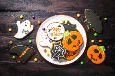 Halloween Gingerbread Çerezler - balkabağı, hayaletler, yarasa, woden masada.