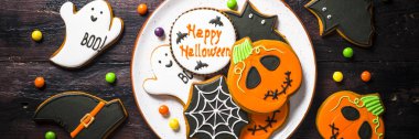 Halloween Gingerbread Çerezler - balkabağı, hayaletler, yarasa, woden masada.