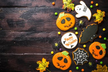 Halloween Gingerbread Çerezler - balkabağı, hayaletler, yarasa, woden masada.