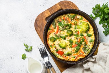 Beyaz taş masada sebze ile Frittata.