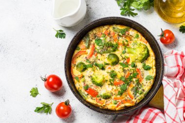 Beyaz taş masada sebze ile Frittata.