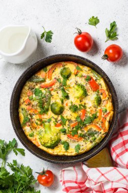 Beyaz taş masada sebze ile Frittata.