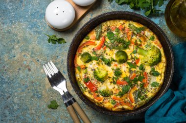 Tavada taze sebze ile Frittata.