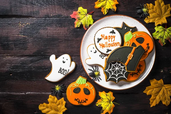 Halloween peperkoek koekjes-pompoen, spoken, vleermuis, op woden tafel. — Stockfoto