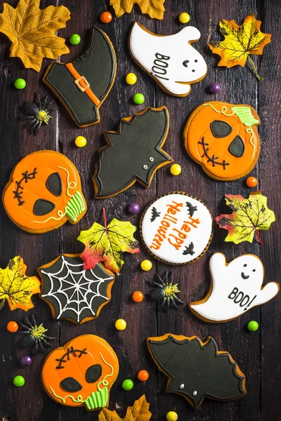 Galletas de pan de jengibre de Halloween - calabaza, fantasmas, murciélago, en la mesa de lana . — Foto de Stock