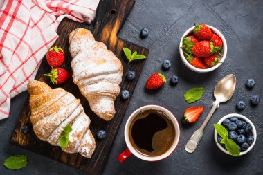 Taze böğürtlenli kruvasan ve sade kahve..