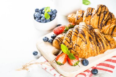 Çikolata ve taze çilek ile Kruvasan.