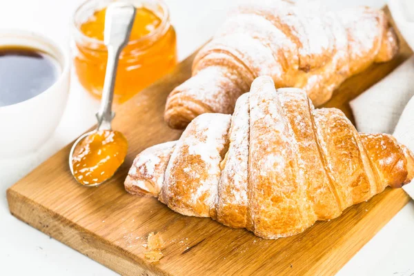 Croissant con marmellata e caffè su bianco . — Foto Stock