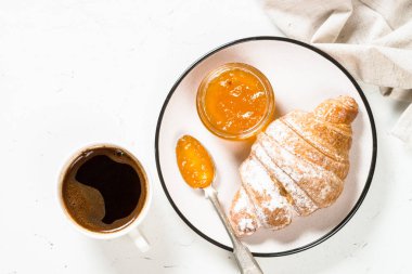 Beyaz reçel ve kahve ile Kruvasan.