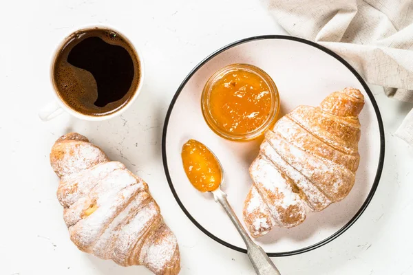 Croissant con marmellata e caffè su bianco . — Foto Stock