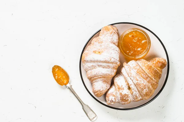 Croissant con marmellata su bianco . — Foto Stock