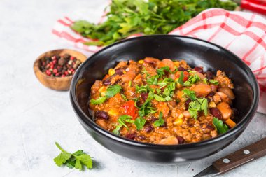 Chili con carne et ve sebze taş masada yakın çekim.